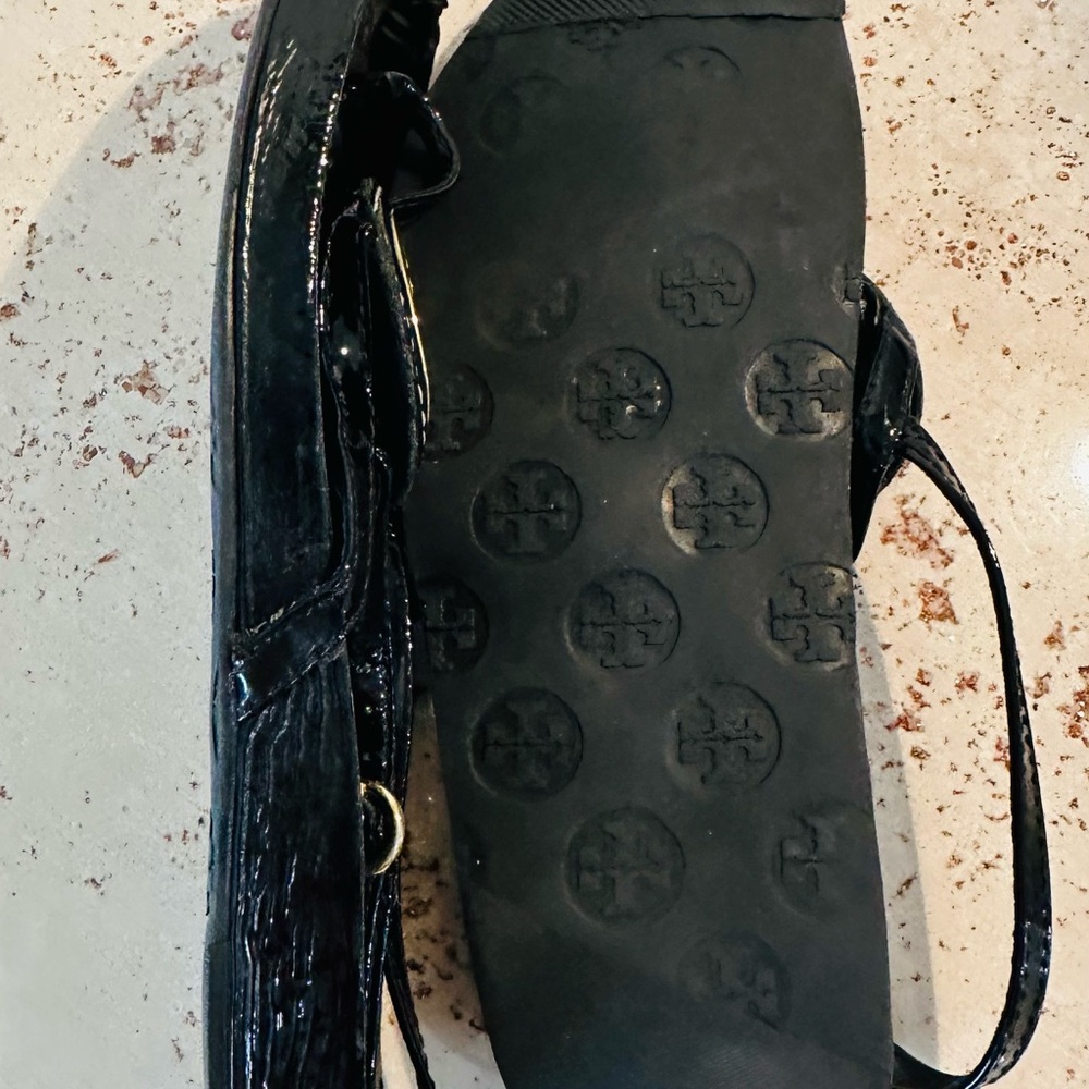 Tory Burch Dillan Sandal Black Patent Leather Gold
Logo Thong Sandals Sz 7-7.5 - Picture 9 of 11